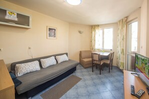 TV - LAZUR - 15min to the Beach - nice flat with 2 separate rooms (Burgas)