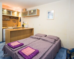 1 bedroom, iron/ironing board, free WiFi, bed sheets - LAZUR - 15min to the Beach - nice flat with 2 separate rooms (Burgas)