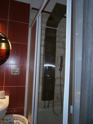 Dusche, Haartrockner, Bidet, Handtücher