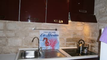 Kühlschrank, Herdplatte, Wasserkocher mit Kaffee-/Teezubehör