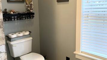 Dusch, hårtork, bidé och handdukar