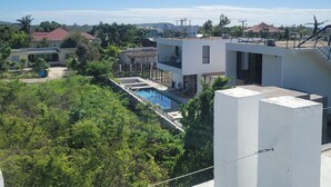 Property grounds - Dragonfly - House- Short walk to beach (Treasure Beach)