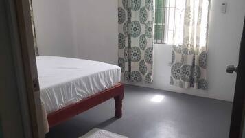 1 habitación, tabla de planchar con plancha, wifi gratis y ropa de cama