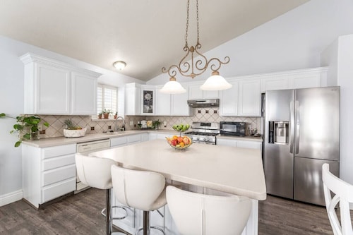 Farmington Gem 6BR Sleeps 16