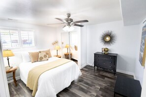 6 bedrooms, desk, iron/ironing board, travel crib