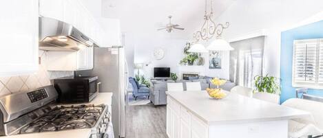 ثلاجة، ميكروويف، فرن، موقد طهي مسطح