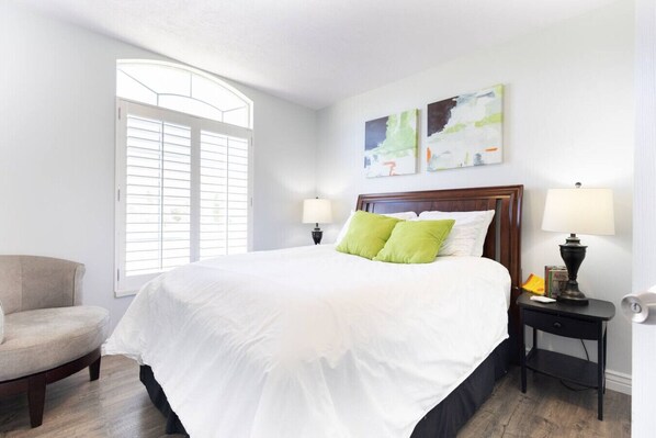 6 bedrooms, desk, iron/ironing board, travel crib