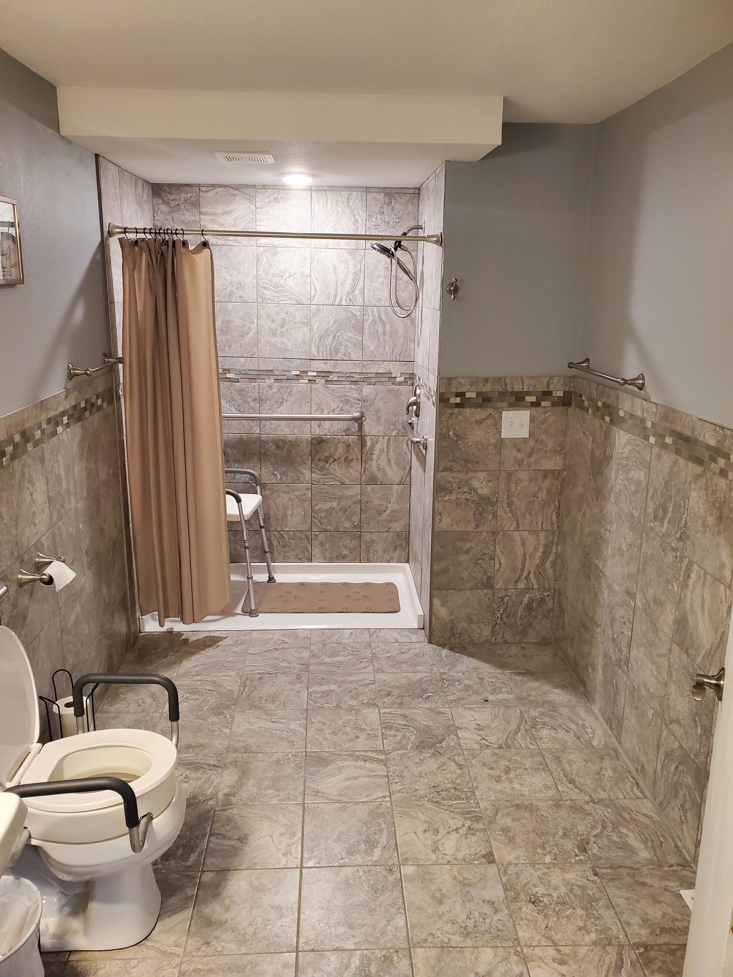 Cheerful 4 Bedroom Home w/Free Driveway Parking