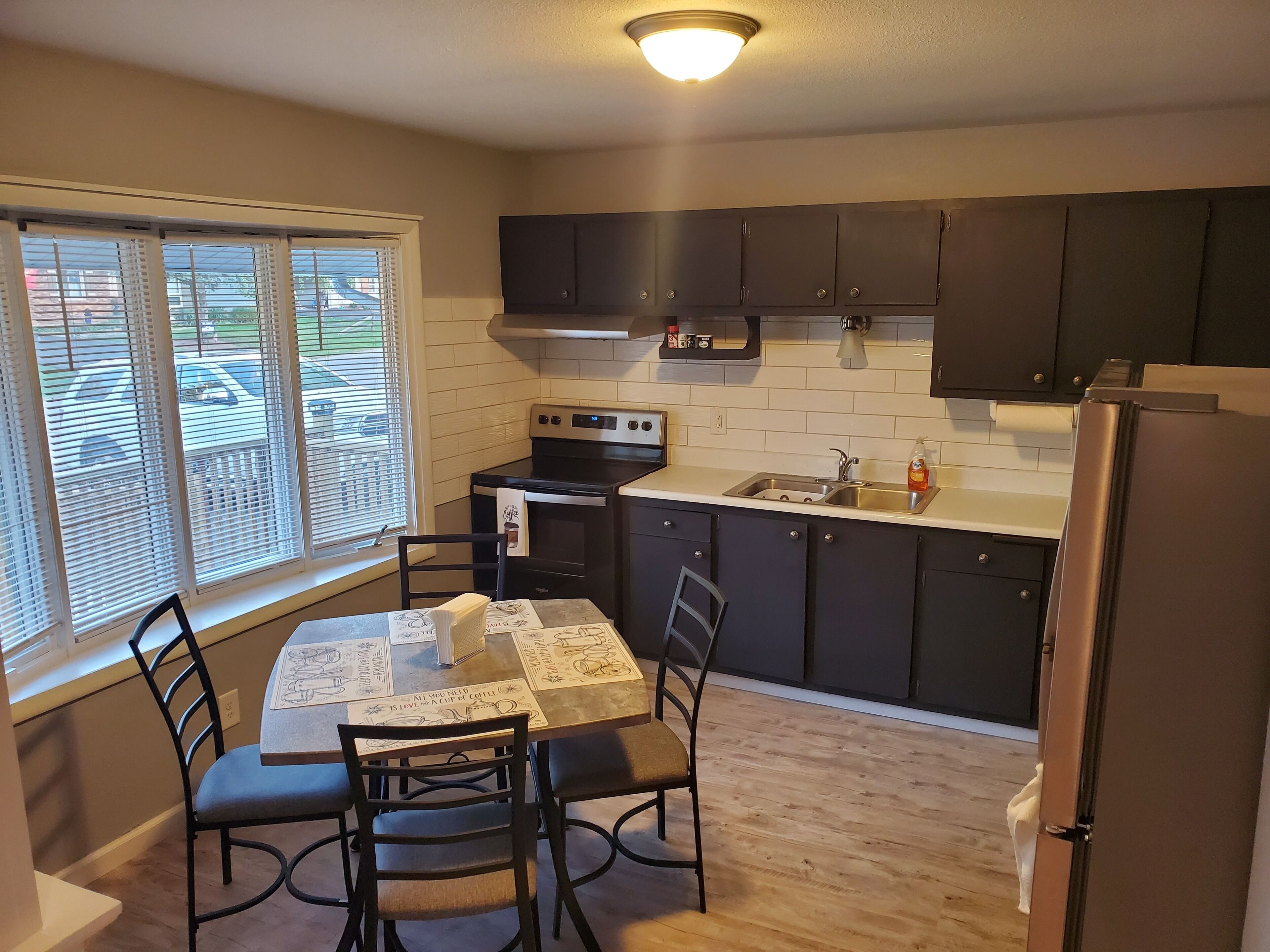 Cheerful 4 Bedroom Home w/Free Driveway Parking