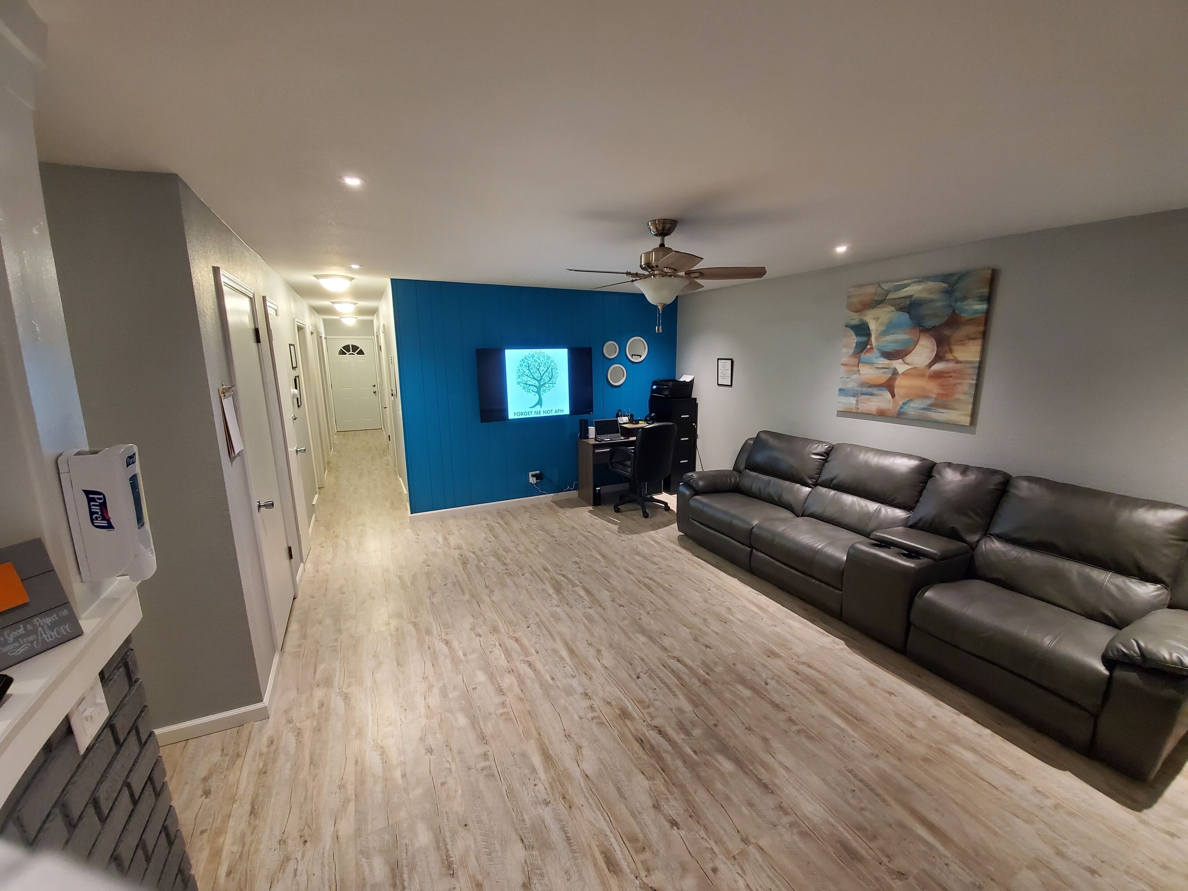 Cheerful 4 Bedroom Home w/Free Driveway Parking