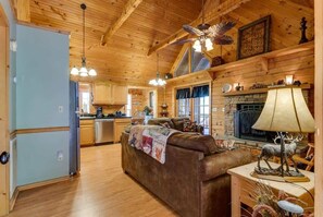 Televisión y chimenea 