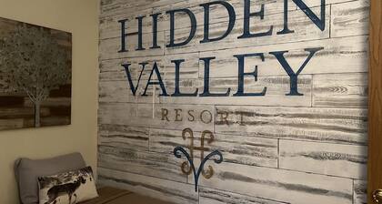 King Bed! 2B2B ground level near golf; fall leaf peeping! Well equipped kitchen!