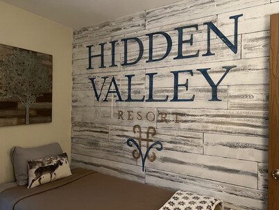 King Bed! 2B2B ground level near golf; one floor living, three steps in.
