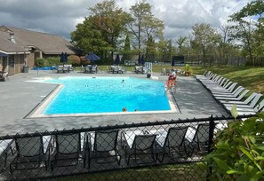 A rectangular swimming pool with a no diving sign, surrounded by lounge chairs and umbrellas. - King Bed! 2B2B ground level near golf & ski; one floor living, three steps in. (Hidden Valley)