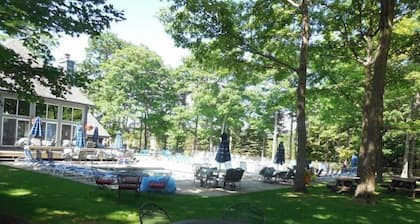 King Bed! 2BR2BA ground level. Near golf & two pools. Well equipped kitchen!