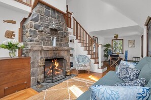 Smart TV, fireplace