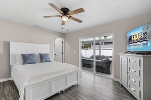 3 bedrooms, iron/ironing board, WiFi, bed sheets - Steps to the Beach & Fishing Pier - Mid Island - Villa Hibiscus - Ft Myers Beach - Roelens Vacations (Fort Myers Beach)