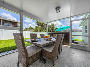 Outdoor dining - Steps to the Beach & Fishing Pier - Mid Island - Villa Hibiscus - Ft Myers Beach - Roelens Vacations (Fort Myers Beach)