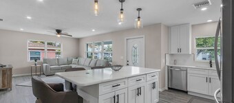 Steps to the Beach & Fishing Pier - Mid Island - Villa Hibiscus - Ft Myers Beach - Roelens Vacations