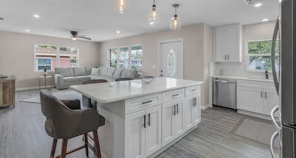 Steps to the Beach & Fishing Pier - Mid Island - Villa Hibiscus - Ft Myers Beach - Roelens Vacations