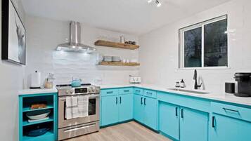 Coffee/tea maker, fridge, microwave, oven