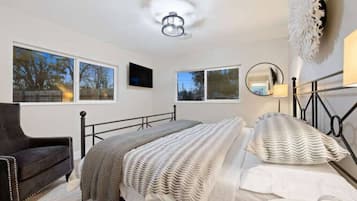 3 Schlafzimmer, Schreibtisch, Bügeleisen/Bügelbrett, Reisekinderbett