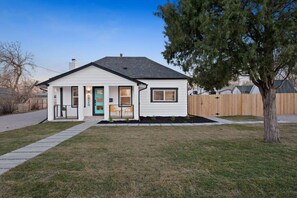 Exterior - SuperChic Farmhouse*Old Town Arvada*LightRail*Dogs (Arvada)
