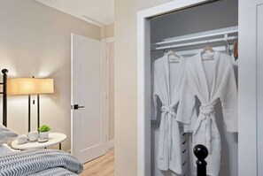 3 bedrooms, desk, iron/ironing board, travel crib - SuperChic Farmhouse*Old Town Arvada*LightRail*Dogs (Arvada)