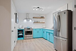 Fridge, microwave, oven, stovetop - SuperChic Farmhouse*Old Town Arvada*LightRail*Dogs (Arvada)