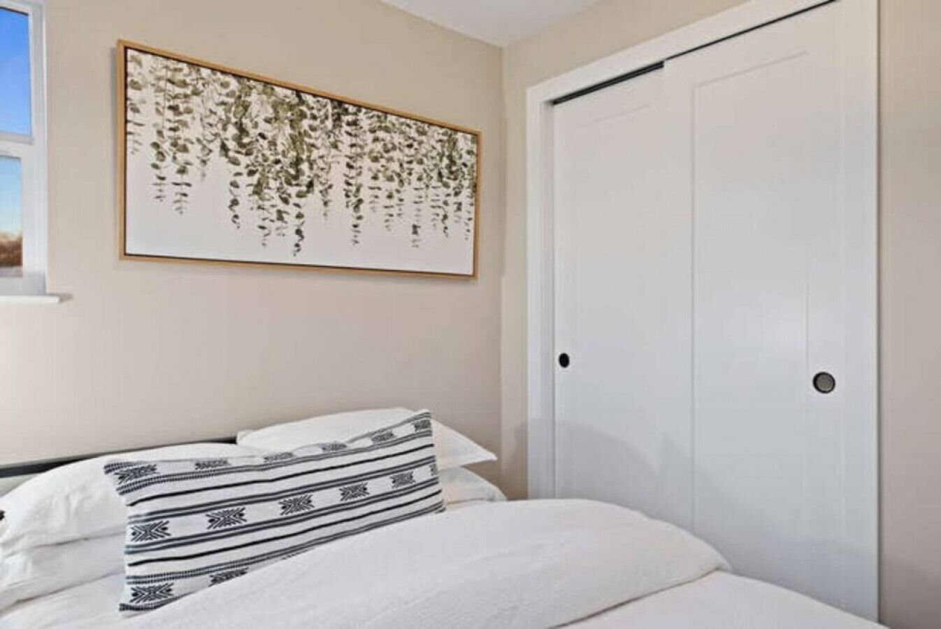 3 bedrooms, desk, iron/ironing board, travel crib