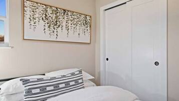3 bedrooms, desk, iron/ironing board, travel crib