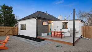 A single-story house with a patio area, a barbecue grill, and outdoor seating. - SuperChic Farmhouse*Old Town Arvada*LightRail*Dogs (Arvada)