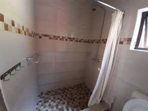 Doccia, asciugamani, sapone, carta igienica