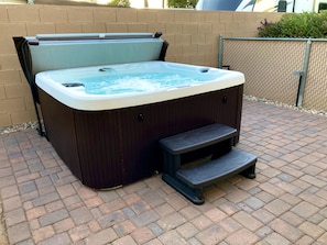 Un jacuzzi con revestimiento de madera y asiento integrado.