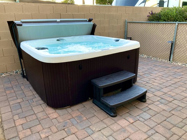 Un jacuzzi con revestimiento de madera y asiento integrado.