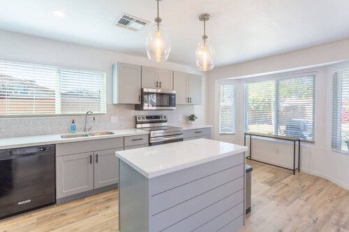 Desert Manor - Fully remodeled 3 bedroom home with game room and hot tub!