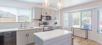 Desert Manor - Fully remodeled 3 bedroom home with game room and hot tub!