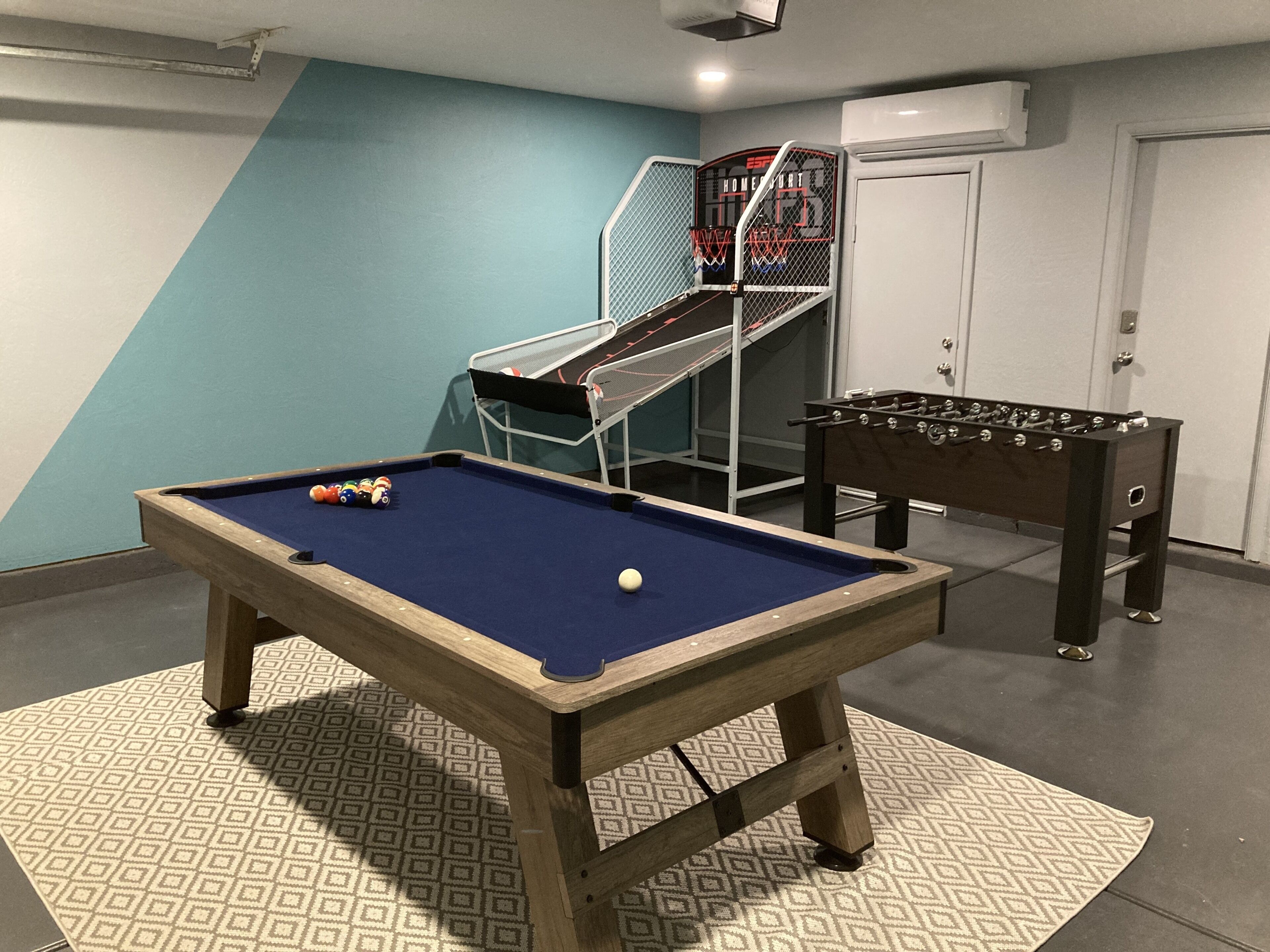 Desert Manor - Fully remodeled 3 bedroom home with game room and hot tub!