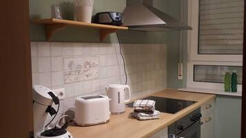 Kühlschrank, Herdplatte, Wasserkocher mit Kaffee-/Teezubehör