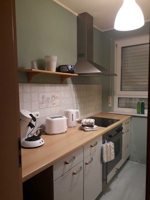 Kjøleskap, kokeplater, kaffetrakter/tekoker og vannkoker