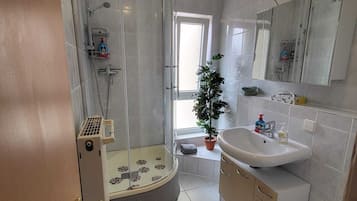 Dusche, Haartrockner, Handtücher, Seife