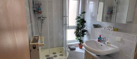 Een douche, een haardroger, handdoeken, zeep