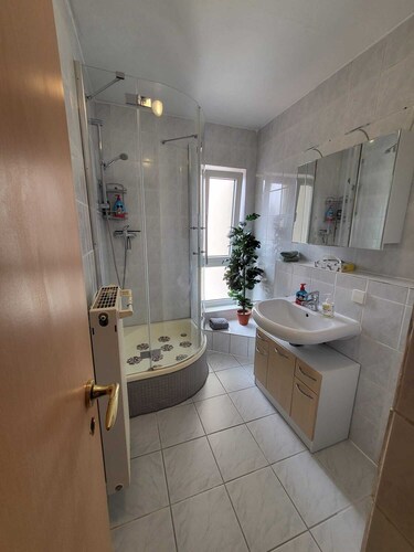 Large bright vacation apartment_only for private guests_ no fitters