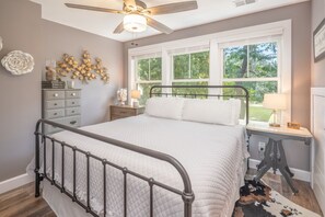 5 bedrooms, iron/ironing board, free WiFi, bed sheets - Old Town + Home & Carriage House + EV Charger (Bluffton)