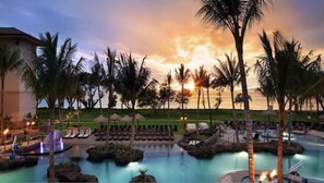 Utendørsbasseng og et oppvarmet basseng