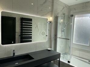 Ensemble douche/baignoire, sèche-cheveux, serviettes fournies, savon