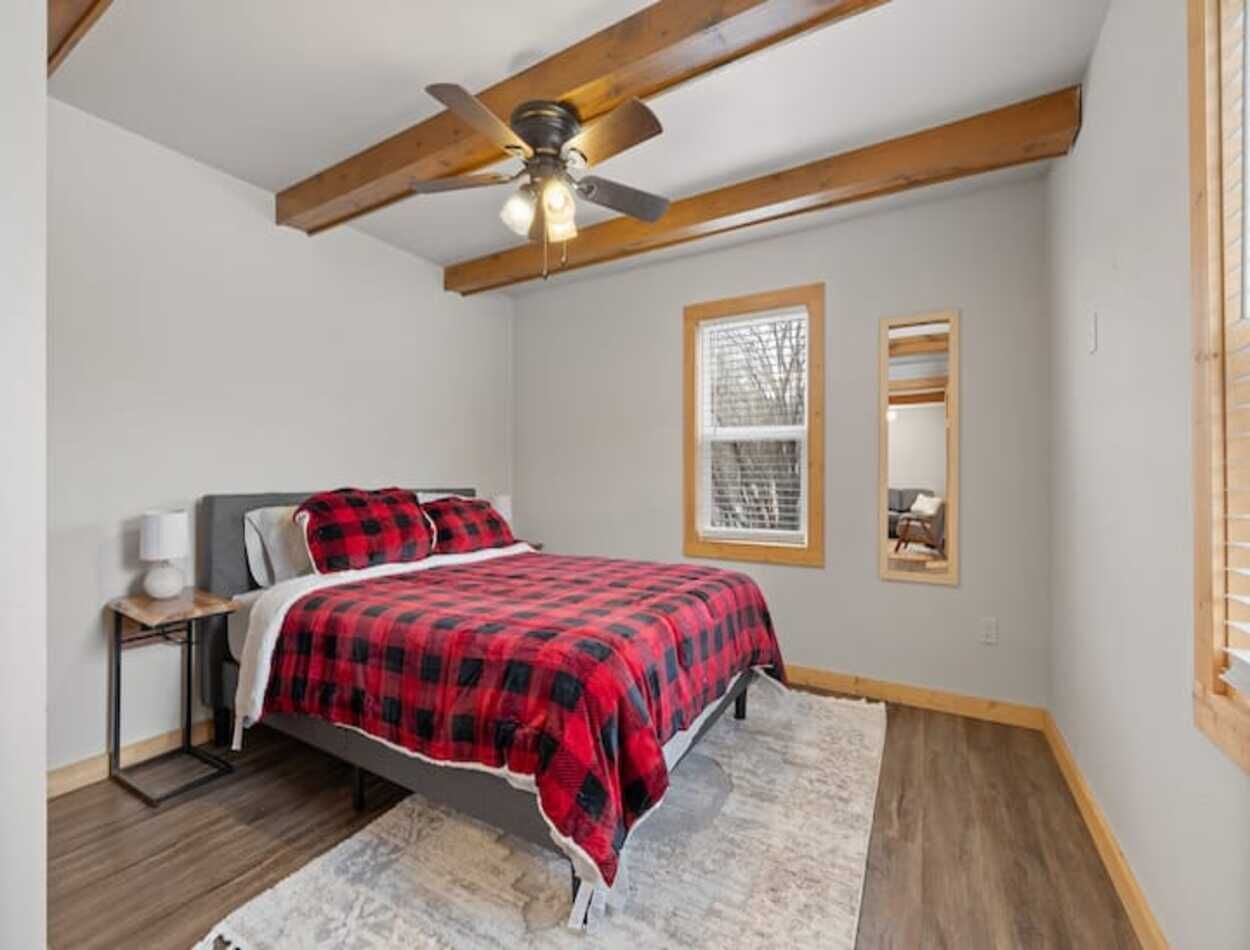 2 bedrooms, desk, travel cot, free WiFi