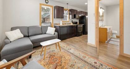 Cute Custer Cottage - Walk to restaurants and shopping