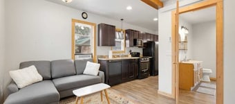 Cute Custer Cottage - Walk to restaurants and shopping