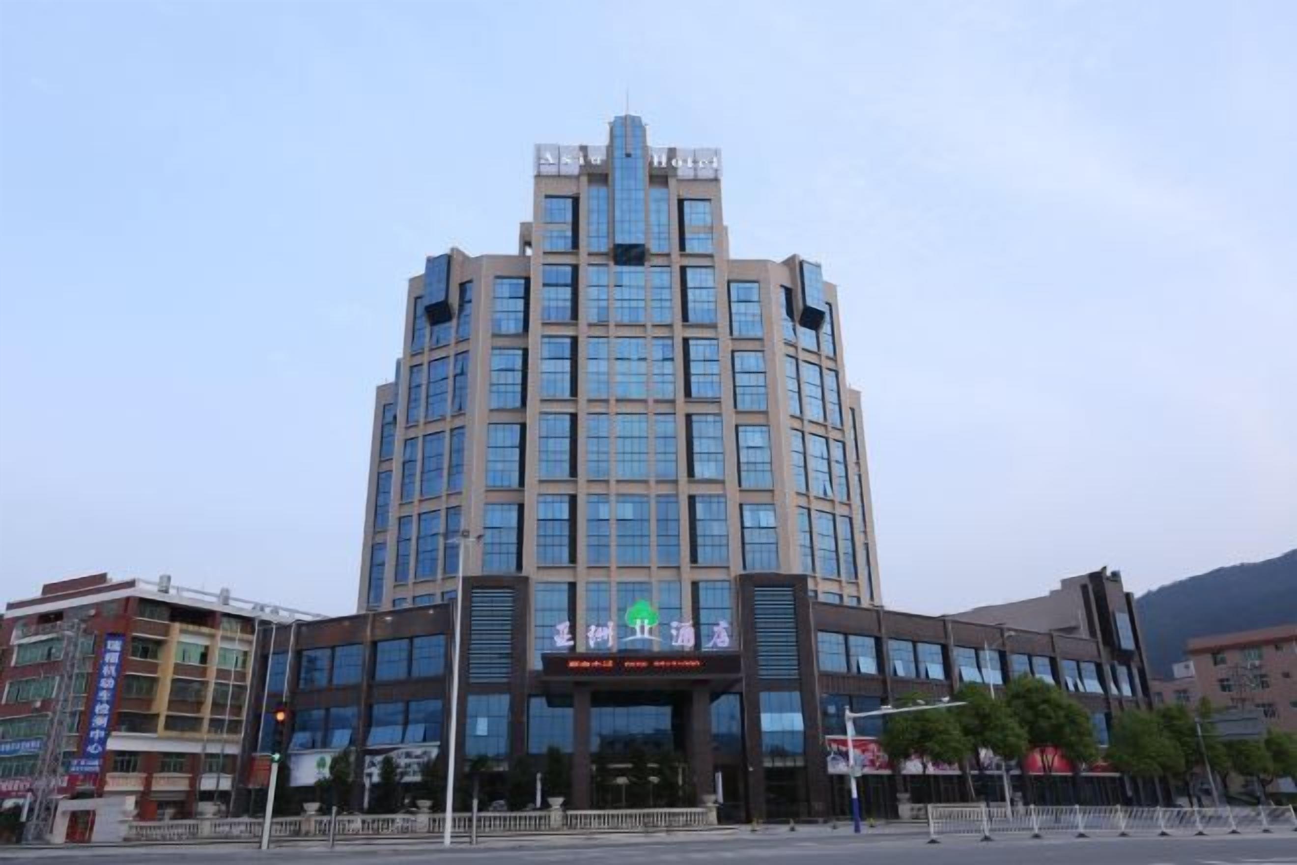 Un edificio a più piani dal design architettonico moderno, con un ingresso ben visibile e una serie di finestre.